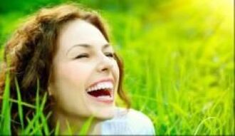 Femme après traitement contre les helminthes