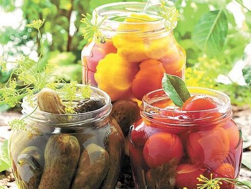 concombres et tomates marinés pour éliminer les parasites
